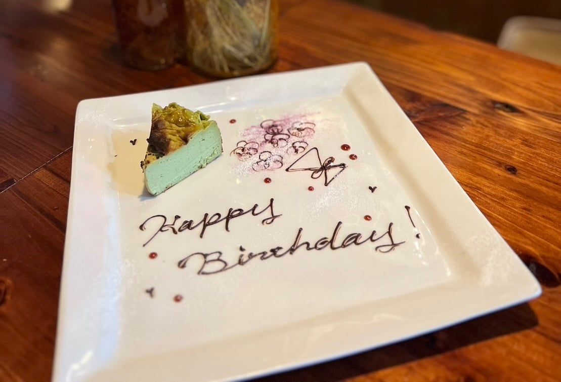 Happy Birthdayのメッセージを書いたデザートプレート