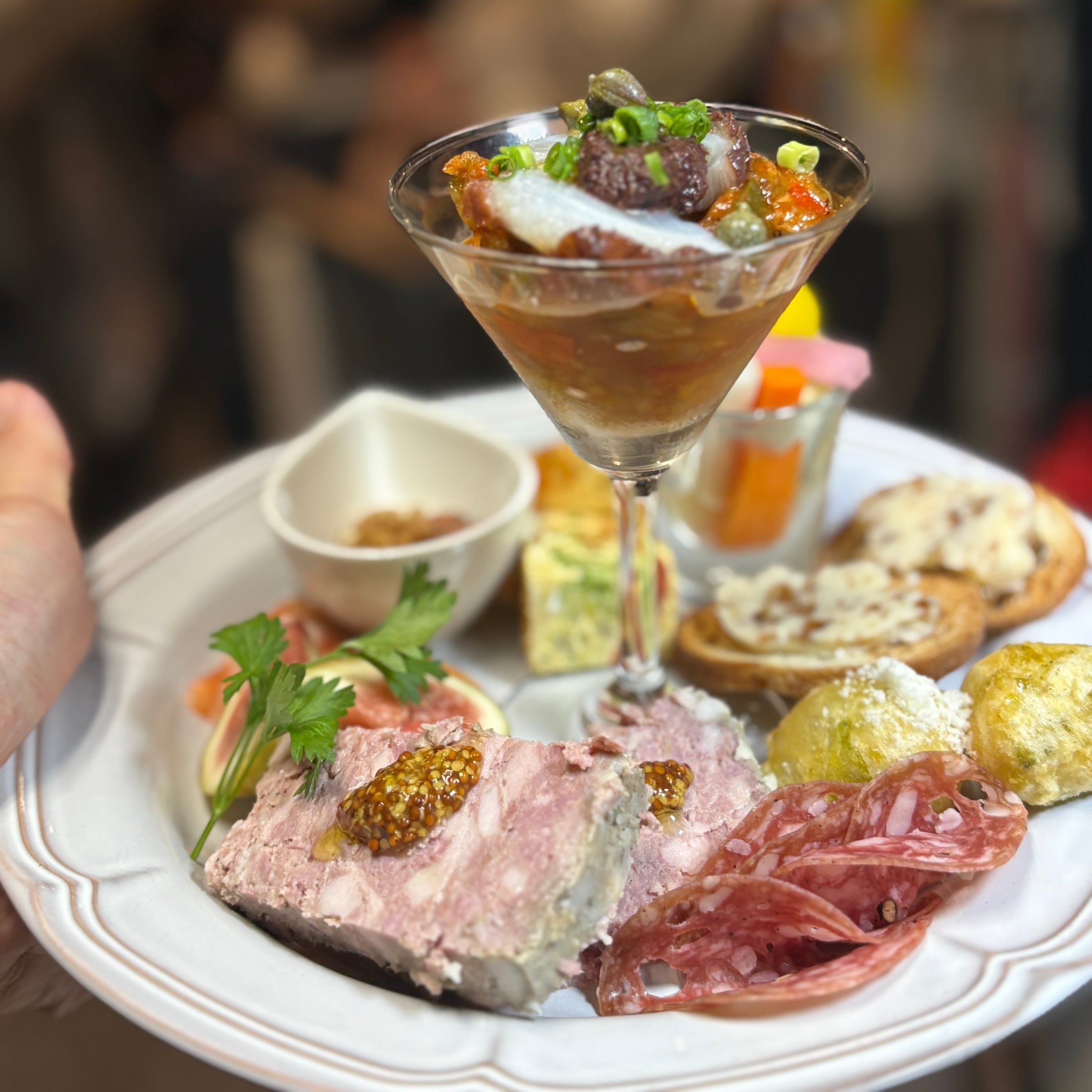 パテや生ハムを盛り合わせた前菜プレート