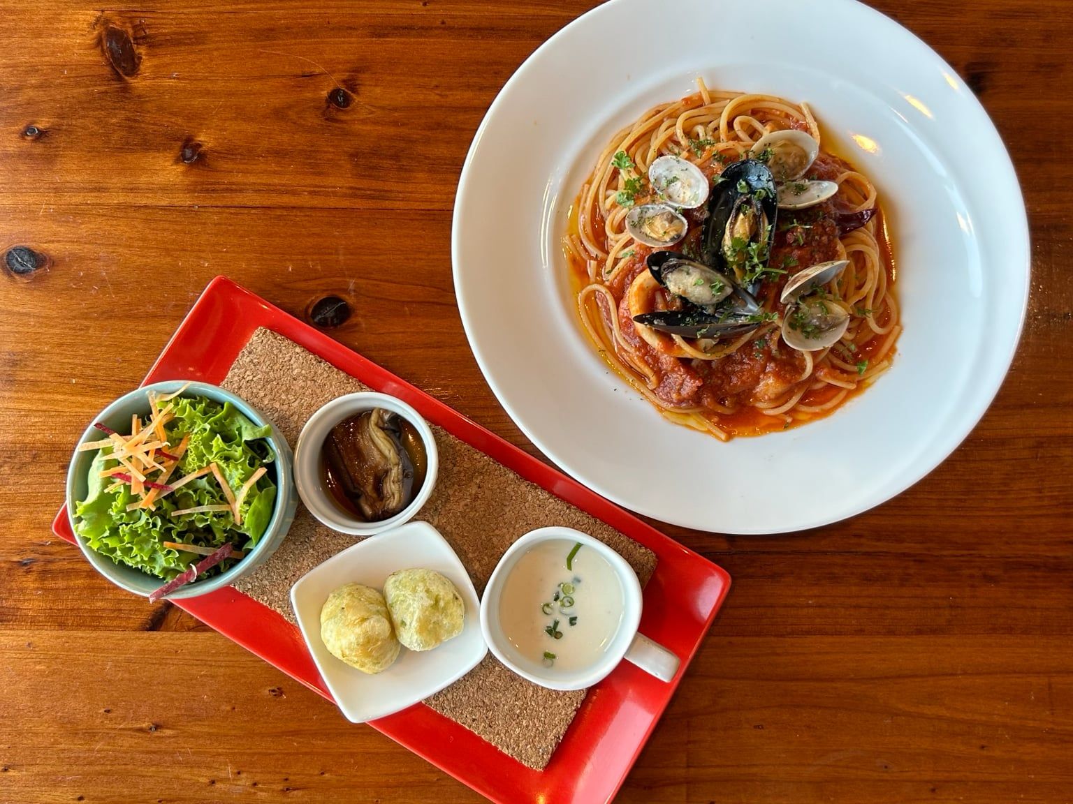パスタと前菜プレートのランチ